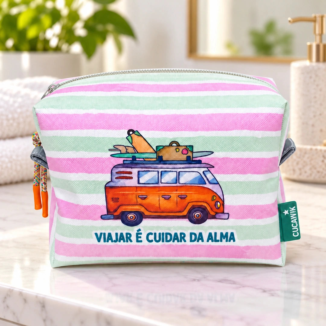 Necessaire Grande Impermeável Eden "Viajar é Cuidar da Alma" — em ambiente de casa de banho