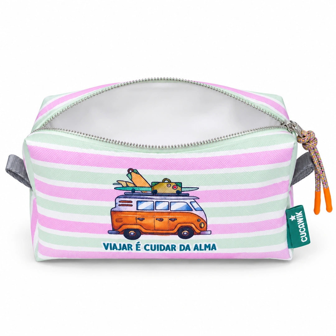 Necessaire Médio Impermeável Eden "Viajar é Cuidar da Alma" — aberta e vazia, interior branco sem forro nem divisórias