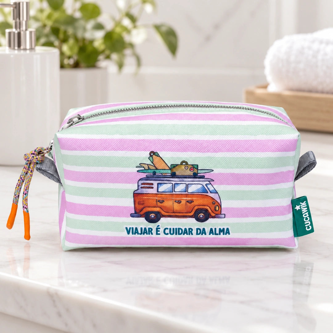 Necessaire Médio Impermeável Eden "Viajar é Cuidar da Alma" — em ambiente de casa de banho