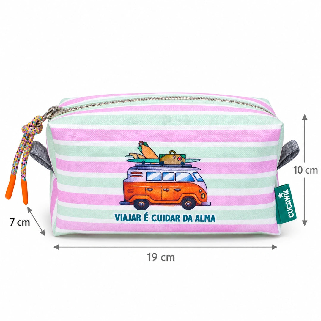 Necessaire Médio Impermeável Eden "Viajar é Cuidar da Alma" — com medidas
