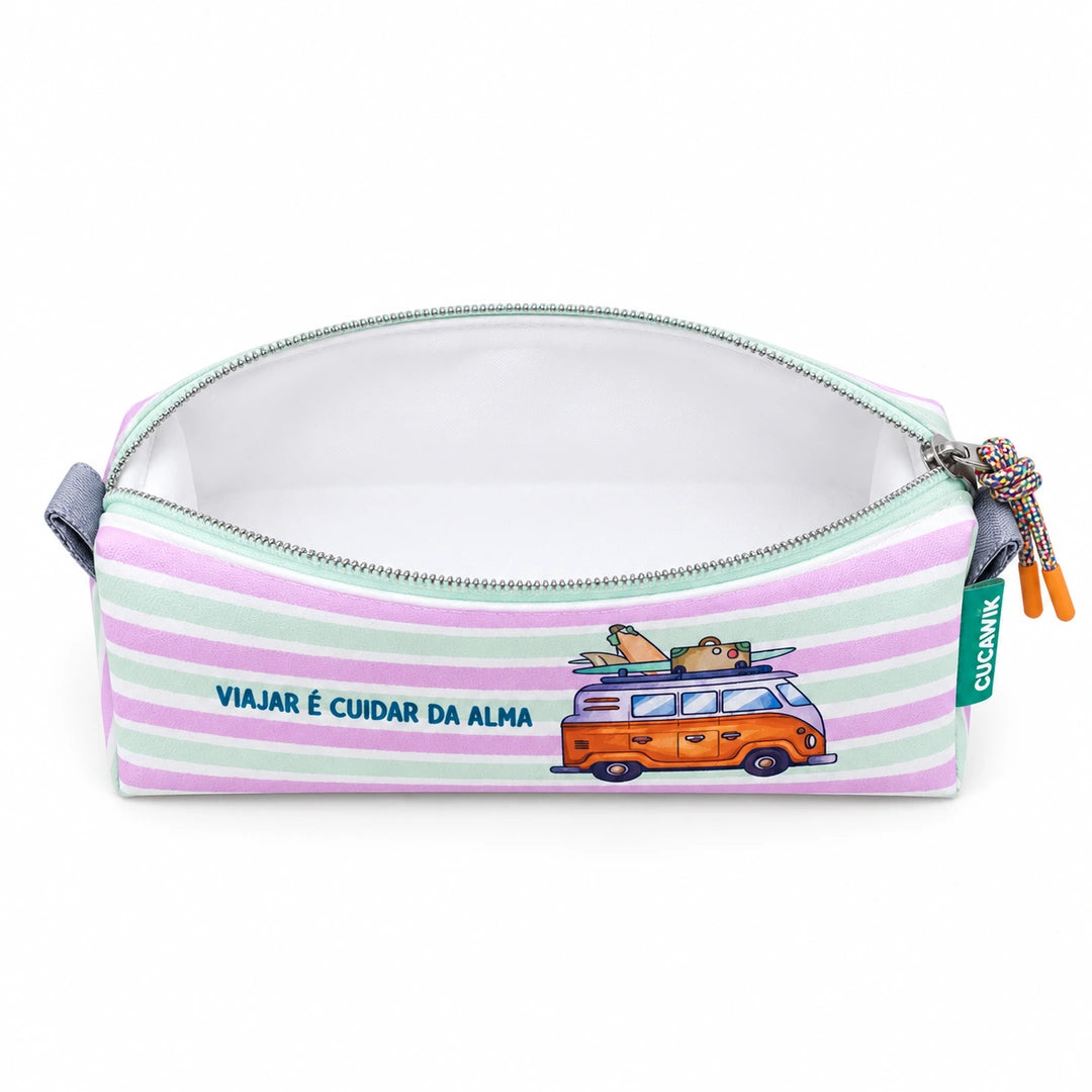 Necessaire Pequeno Impermeável Eden "Viajar é Cuidar da Alma" — aberta e vazia, interior branco sem forro nem divisórias