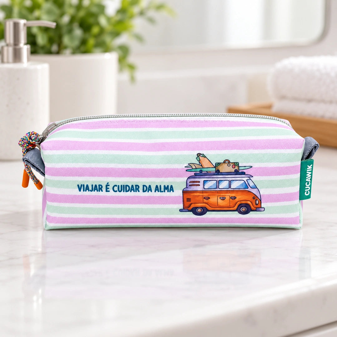 Necessaire Pequeno Impermeável Eden "Viajar é Cuidar da Alma" — em ambiente de casa de banho