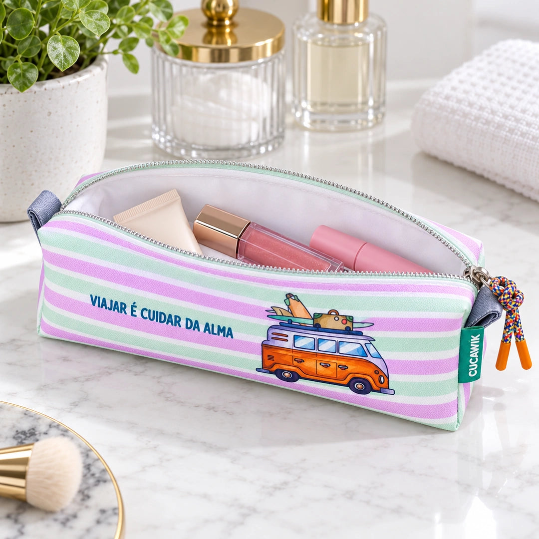Necessaire Pequeno Impermeável Eden "Viajar é Cuidar da Alma" — aberta com cosméticos