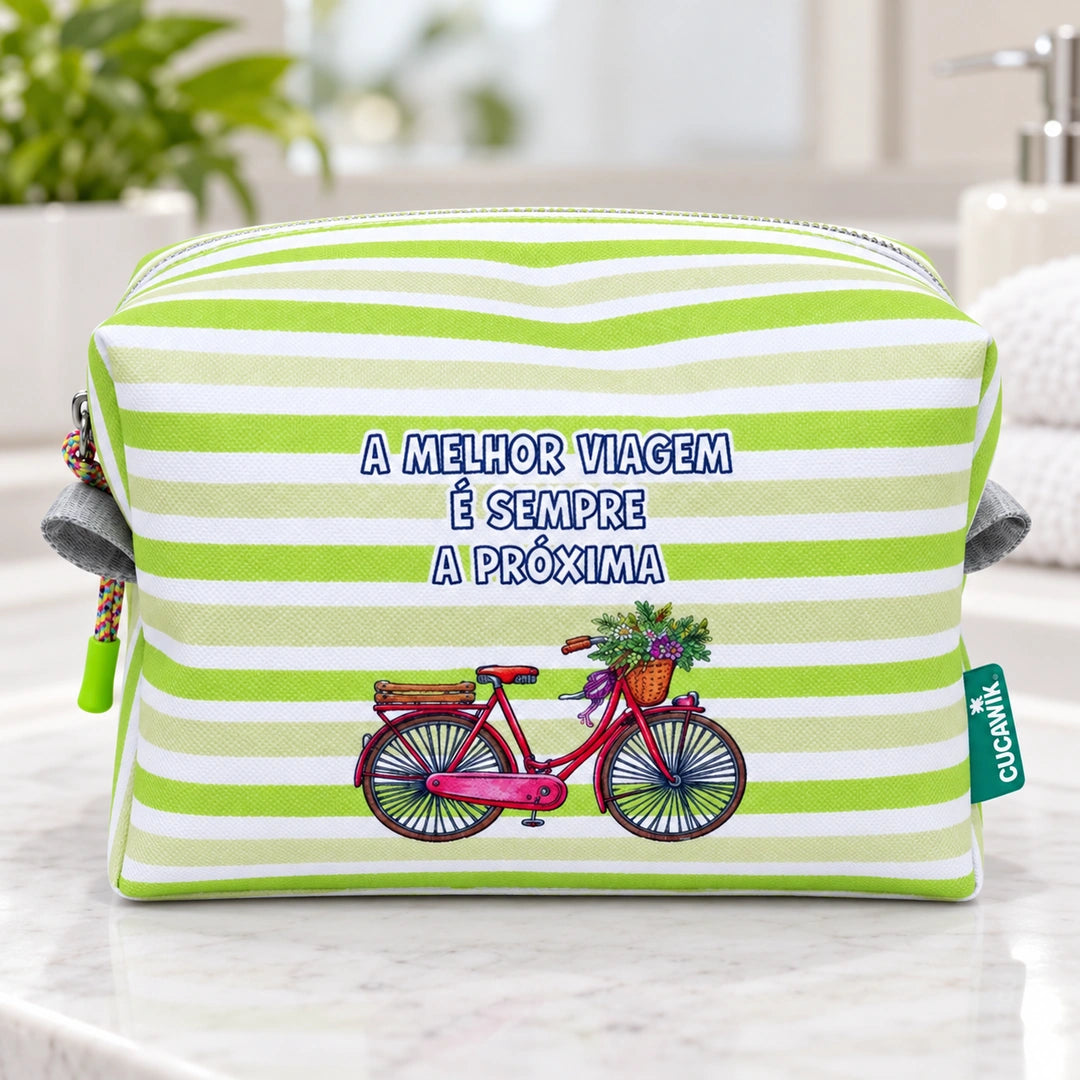 Necessaire Grande Impermeável Eden "A Melhor Viagem É Sempre A Próxima" — em ambiente de casa de banho