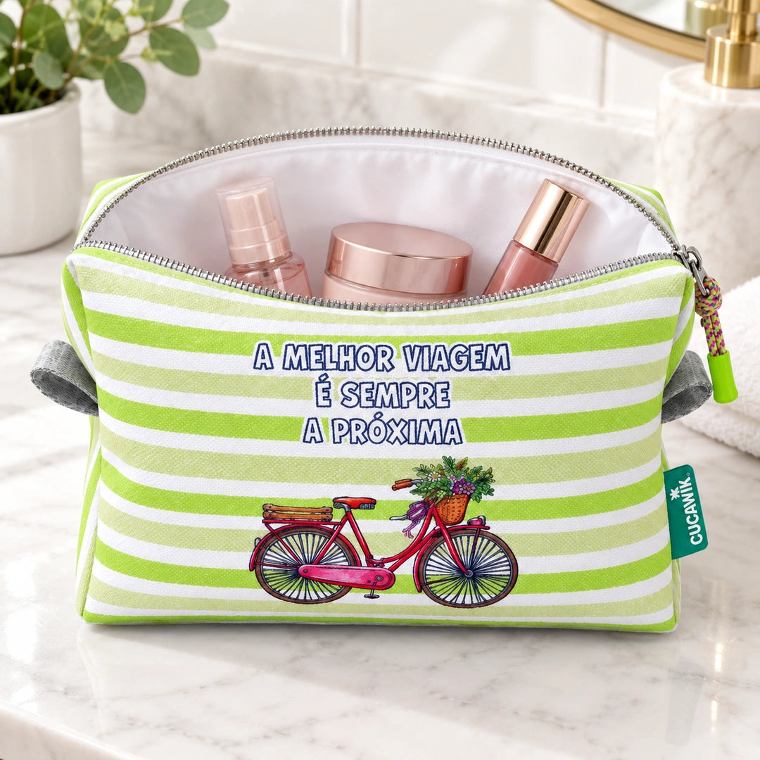 Necessaire Grande Impermeável Eden "A Melhor Viagem É Sempre A Próxima" — aberta com cosméticos