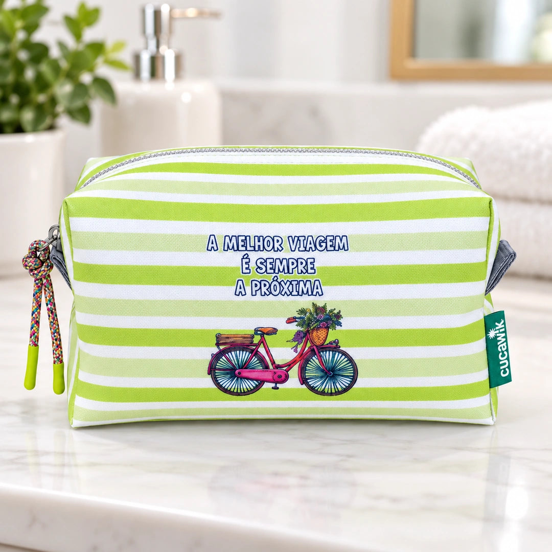 Necessaire Médio Impermeável Eden "A Melhor Viagem É Sempre A Próxima" — em ambiente de casa de banho