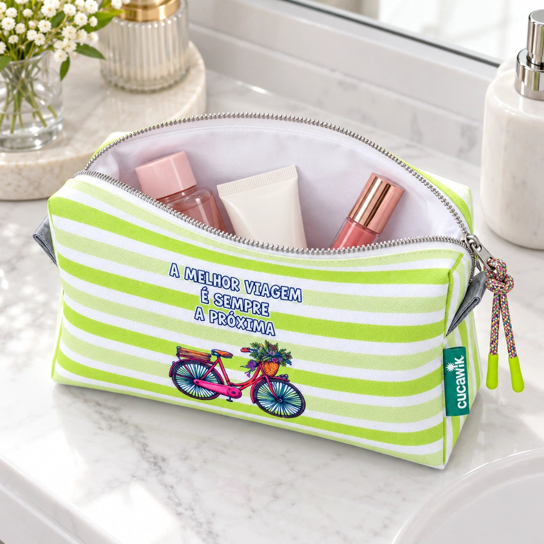 Necessaire Médio Impermeável Eden "A Melhor Viagem É Sempre A Próxima" — aberta com cosméticos