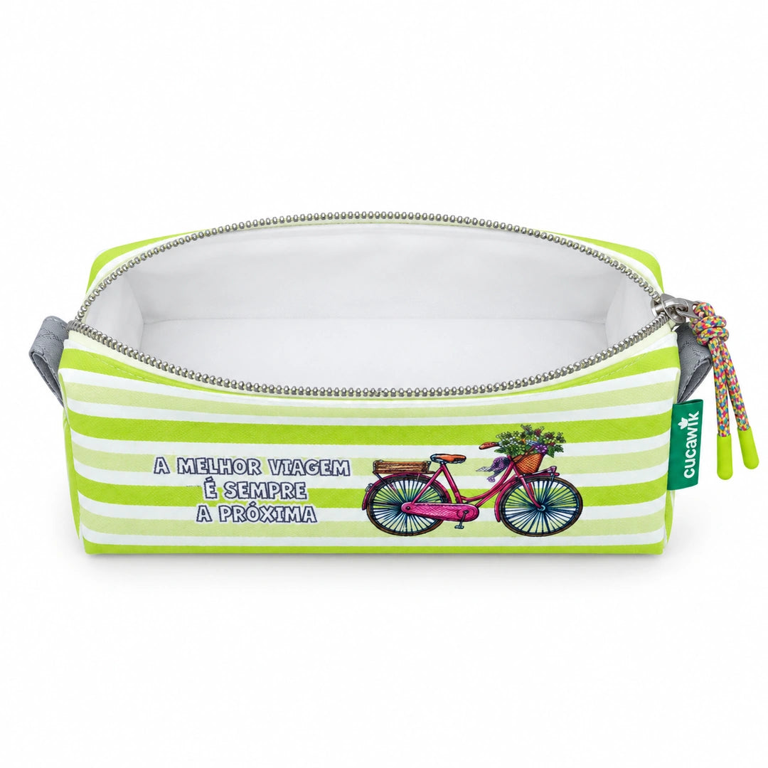 Necessaire Pequeno Impermeável Eden "A Melhor Viagem É Sempre A Próxima" — aberta e vazia, interior branco sem forro nem divisórias