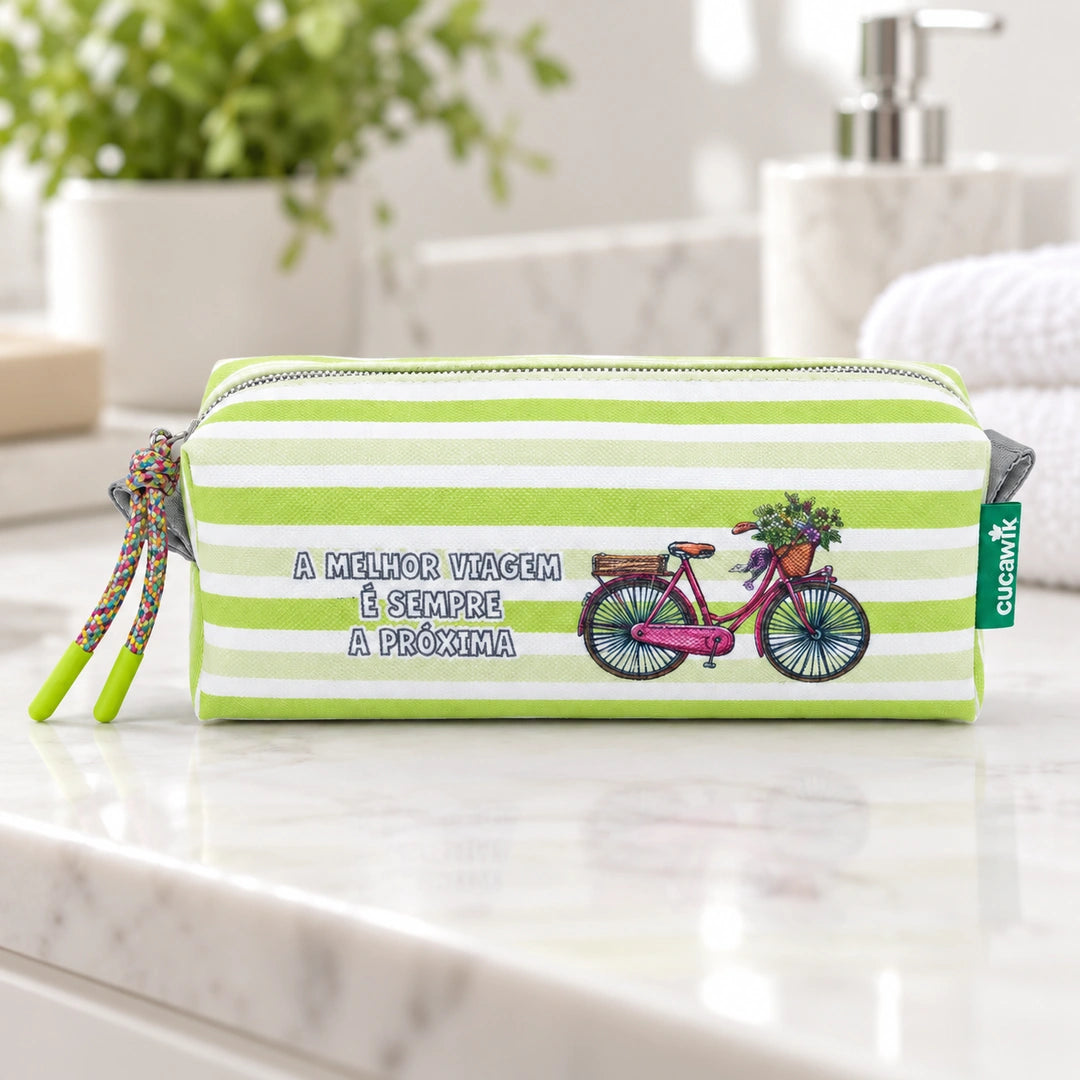 Necessaire Pequeno Impermeável Eden "A Melhor Viagem É Sempre A Próxima" — em ambiente de casa de banho