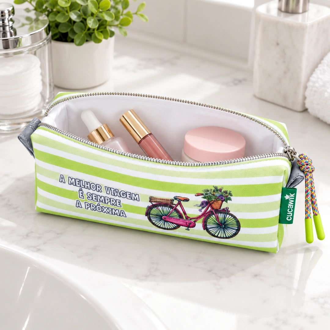 Necessaire Pequeno Impermeável Eden "A Melhor Viagem É Sempre A Próxima" — aberta com cosméticos