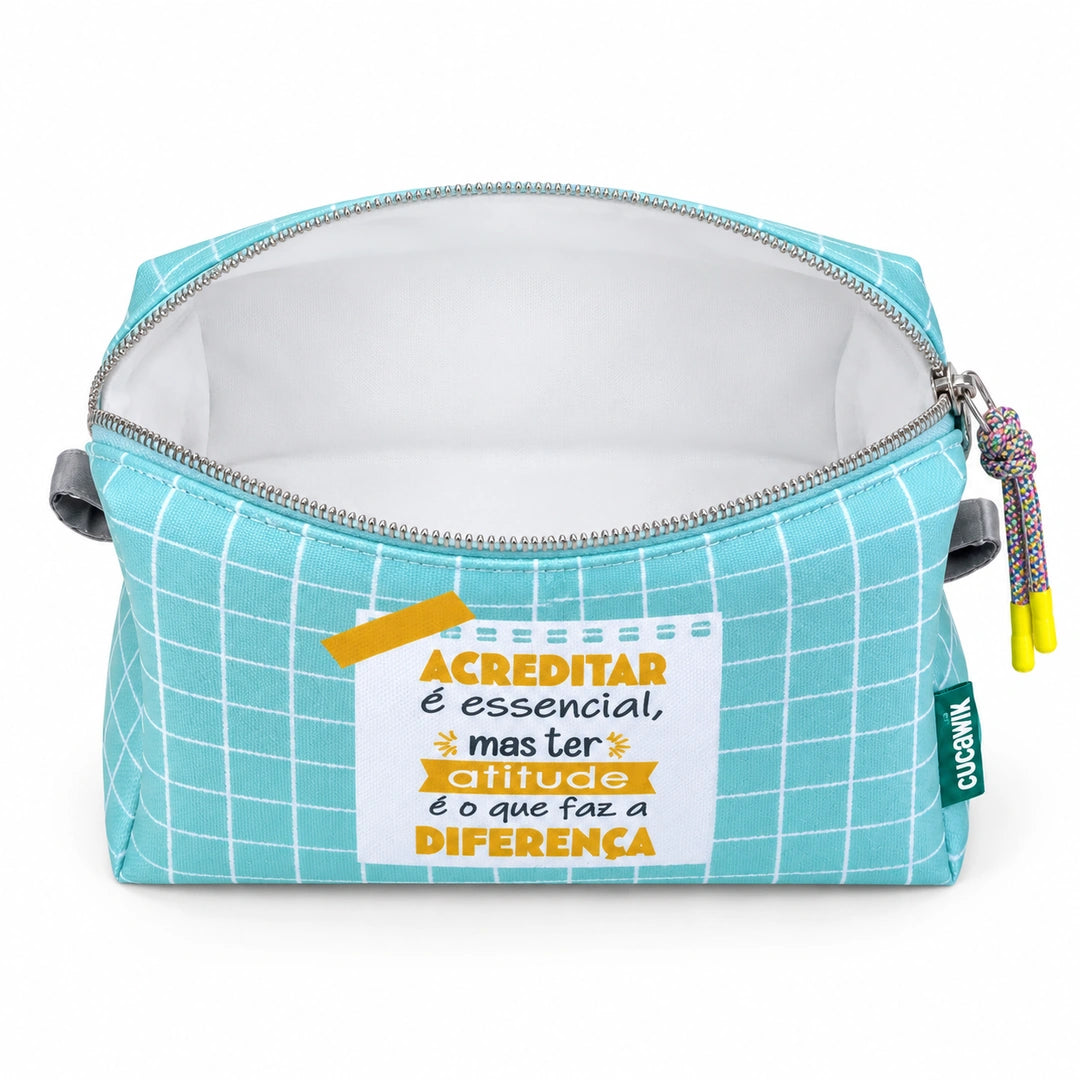 Necessaire Grande Impermeável Eden "Acreditar É Essencial Mas Ter Atitude Faz A Diferença" — aberta e vazia, interior branco sem forro nem divisórias