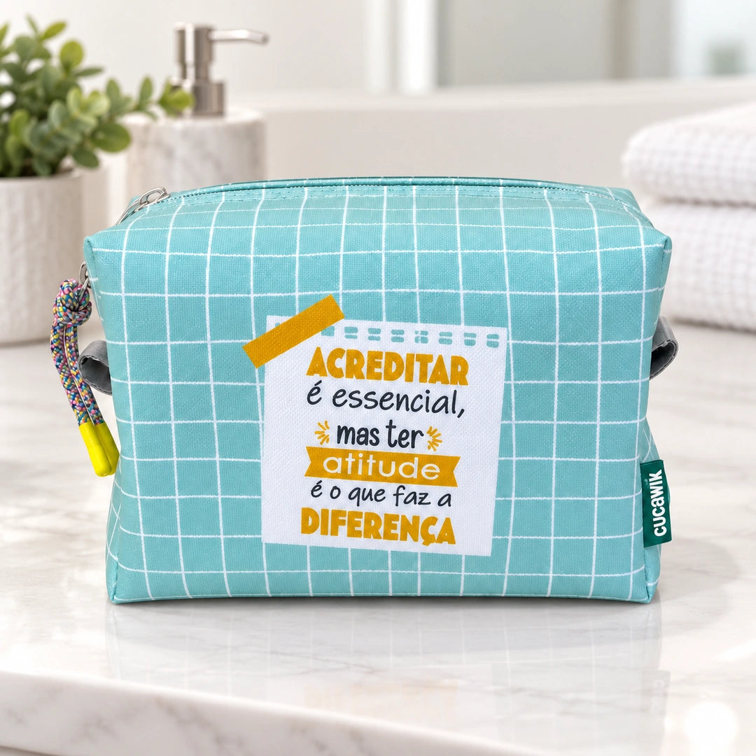 Necessaire Grande Impermeável Eden "Acreditar É Essencial Mas Ter Atitude Faz A Diferença" — em ambiente de casa de banho