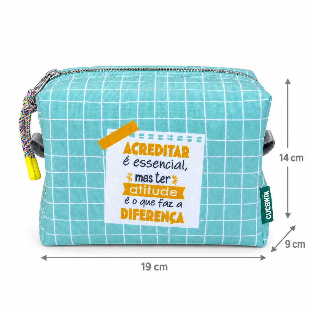 Necessaire Grande Impermeável Eden "Acreditar É Essencial Mas Ter Atitude Faz A Diferença" — com medidas