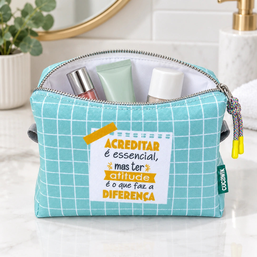 Necessaire Grande Impermeável Eden "Acreditar É Essencial Mas Ter Atitude Faz A Diferença" — aberta com cosméticos