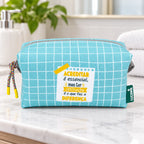 Necessaire Médio Impermeável Eden "Acreditar É Essencial Mas Ter Atitude Faz A Diferença" — em ambiente de casa de banho