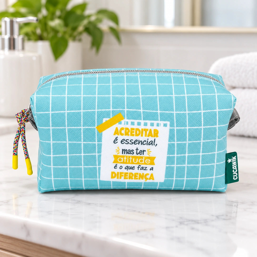 Necessaire Médio Impermeável Eden "Acreditar É Essencial Mas Ter Atitude Faz A Diferença" — em ambiente de casa de banho