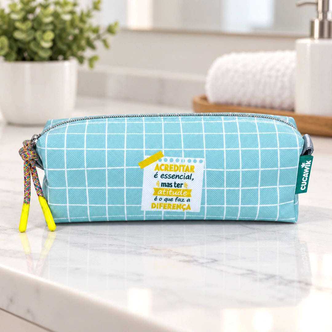 Necessaire Pequeno Impermeável Eden "Acreditar É Essencial Mas Ter Atitude Faz A Diferença" — em ambiente de casa de banho