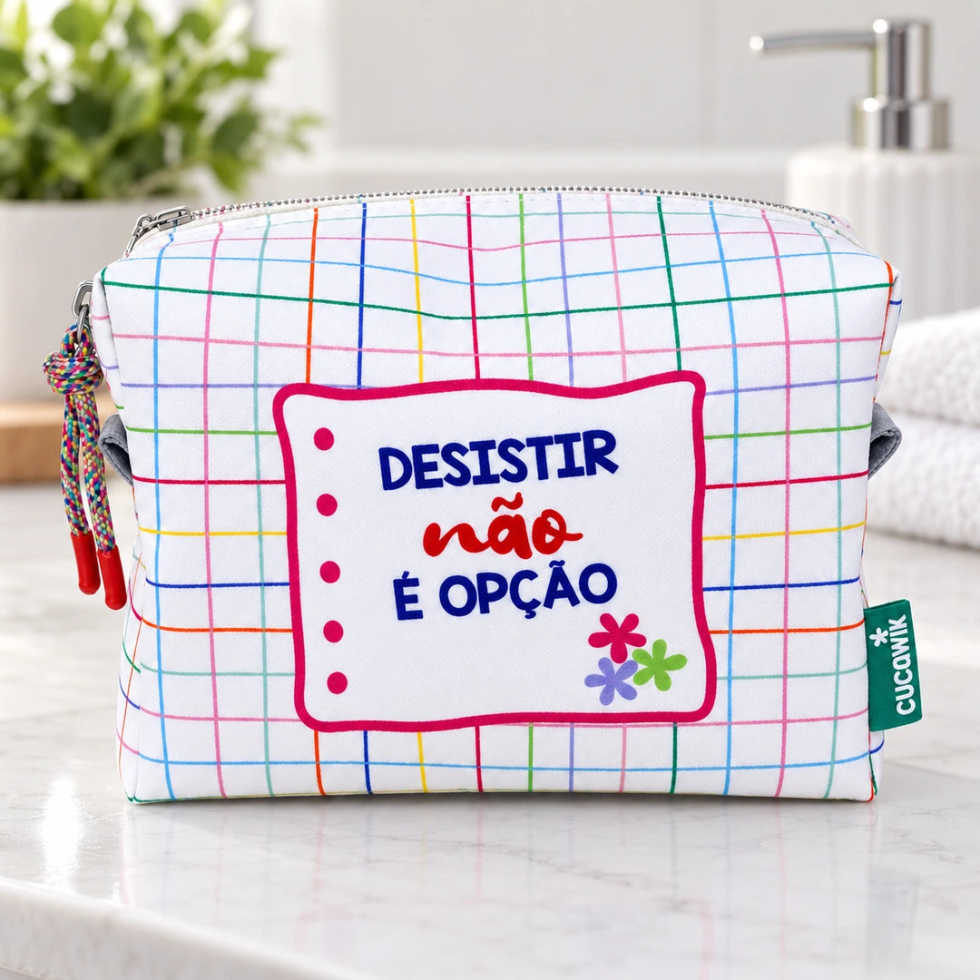 Necessaire Grande Impermeável Eden "Desistir Não é Opção" — em ambiente de casa de banho