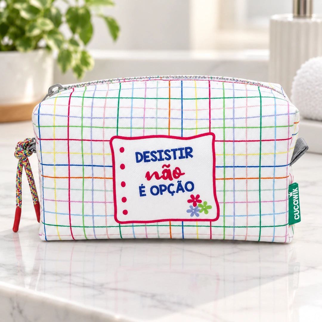 Necessaire Médio Impermeável Eden "Desistir Não é Opção" — em ambiente de casa de banho