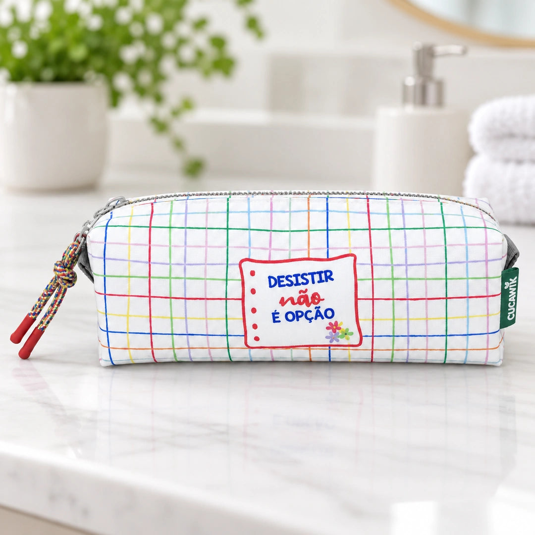 Necessaire Pequeno Impermeável Eden "Desistir Não é Opção" — em ambiente de casa de banho