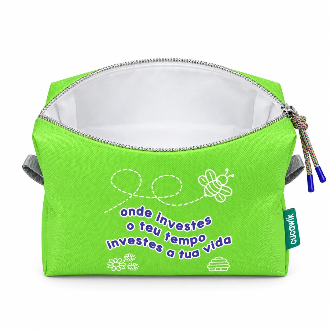 Necessaire Grande Impermeável Eden "Onde Investes O Teu Tempo Investes A Tua Vida" — aberta e vazia, interior branco sem forro nem divisórias