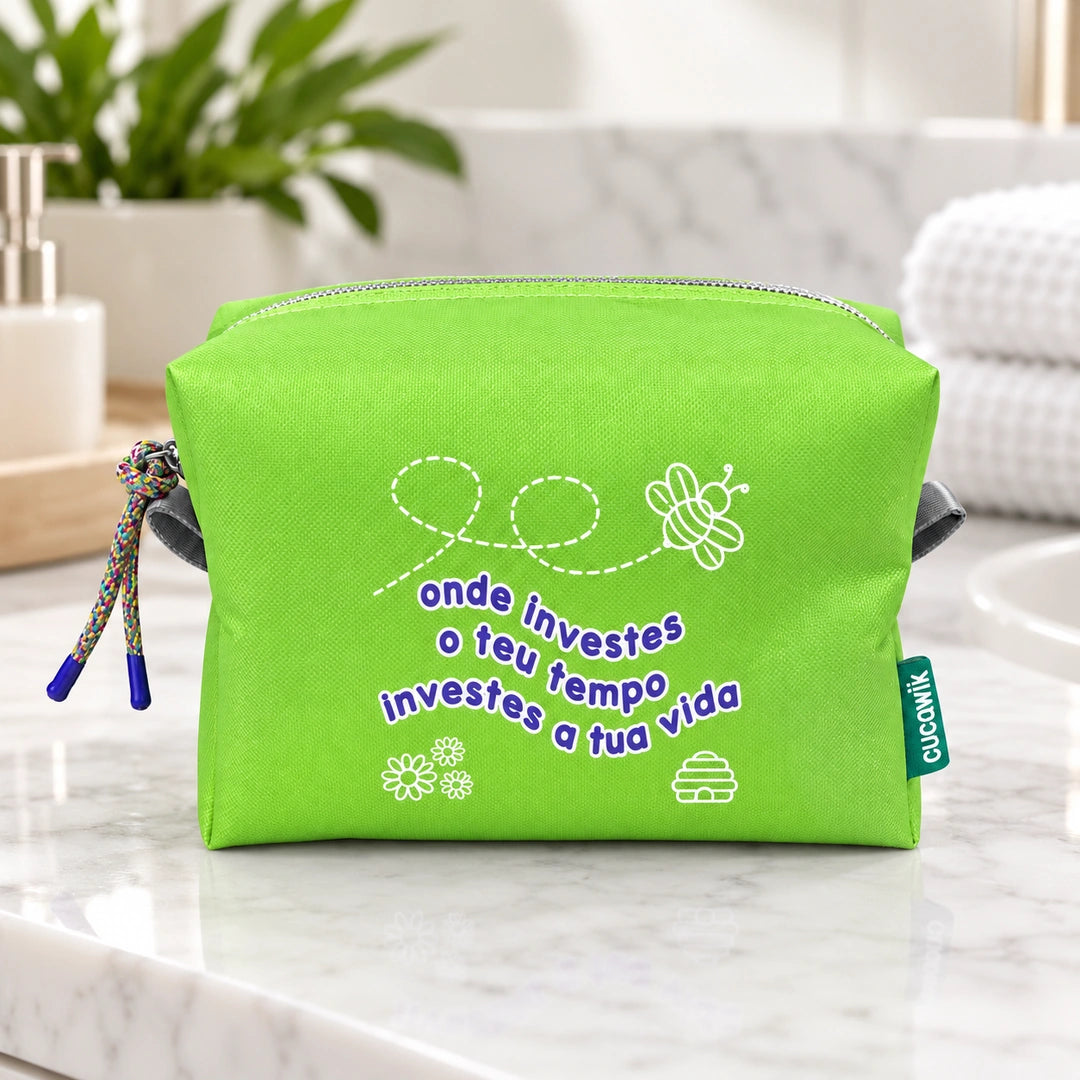 Necessaire Grande Impermeável Eden "Onde Investes O Teu Tempo Investes A Tua Vida" — em ambiente de casa de banho