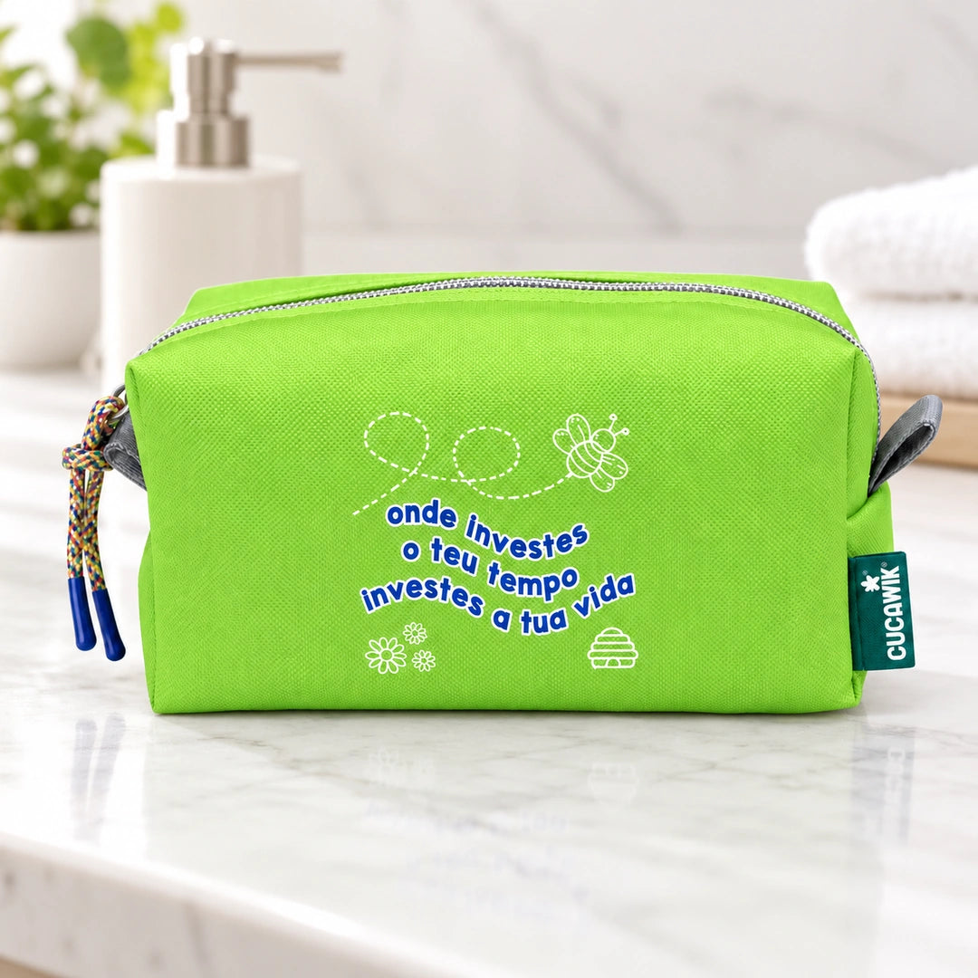 Necessaire Médio Impermeável Eden "Onde Investes O Teu Tempo Investes A Tua Vida" — em ambiente de casa de banho