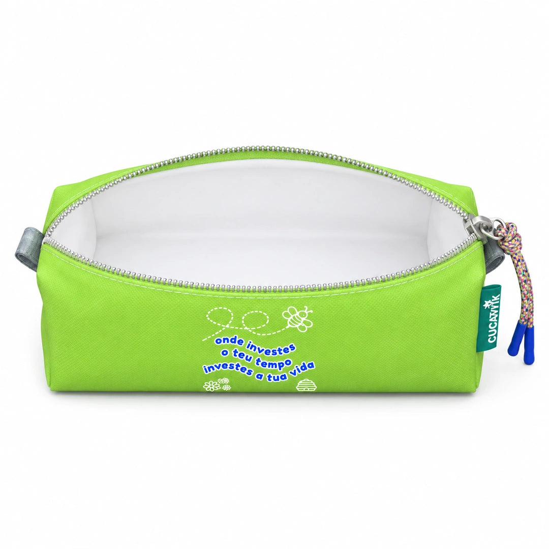 Necessaire Pequeno Impermeável Eden "Onde Investes O Teu Tempo Investes A Tua Vida" — aberta e vazia, interior branco sem forro nem divisórias