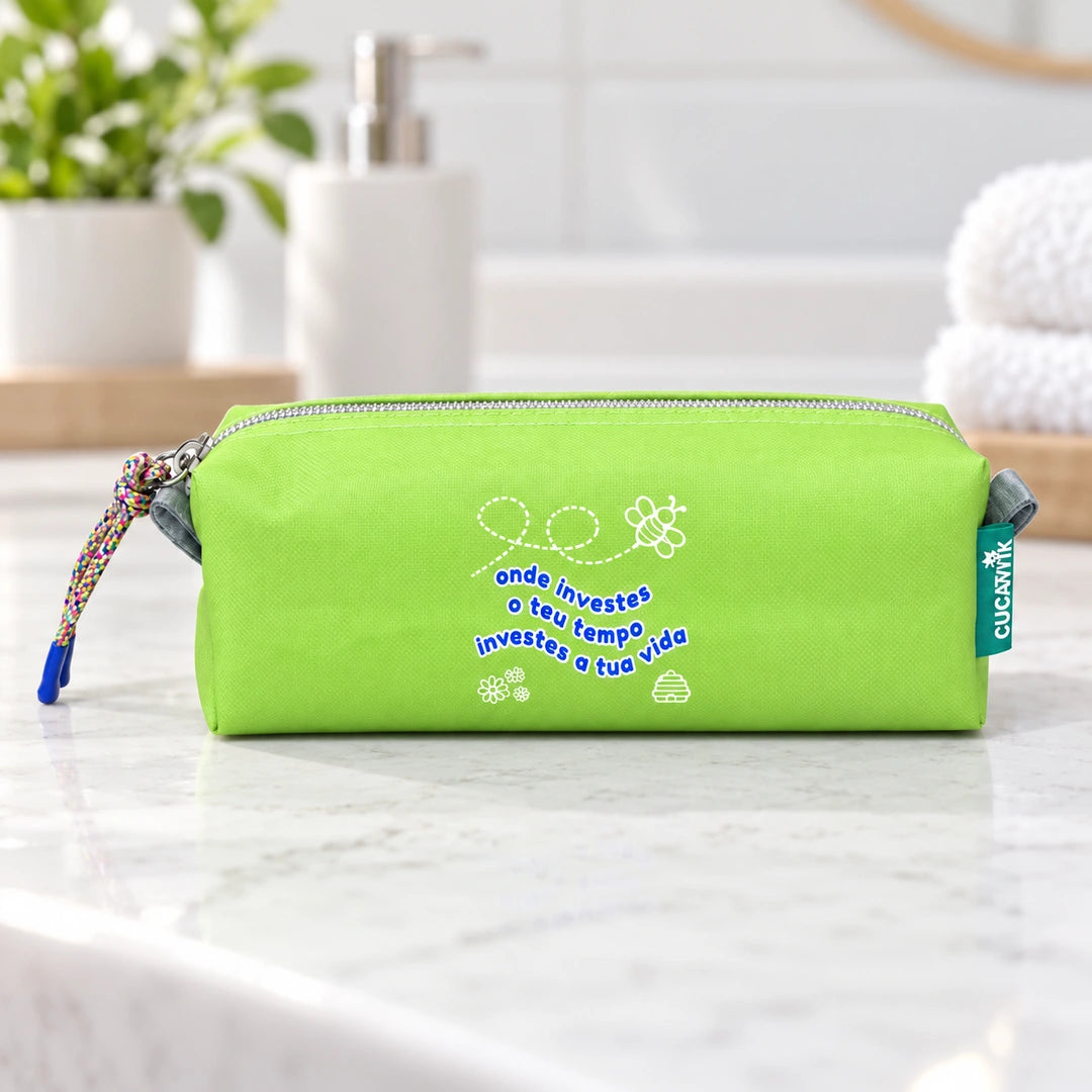 Necessaire Pequeno Impermeável Eden "Onde Investes O Teu Tempo Investes A Tua Vida" — em ambiente de casa de banho