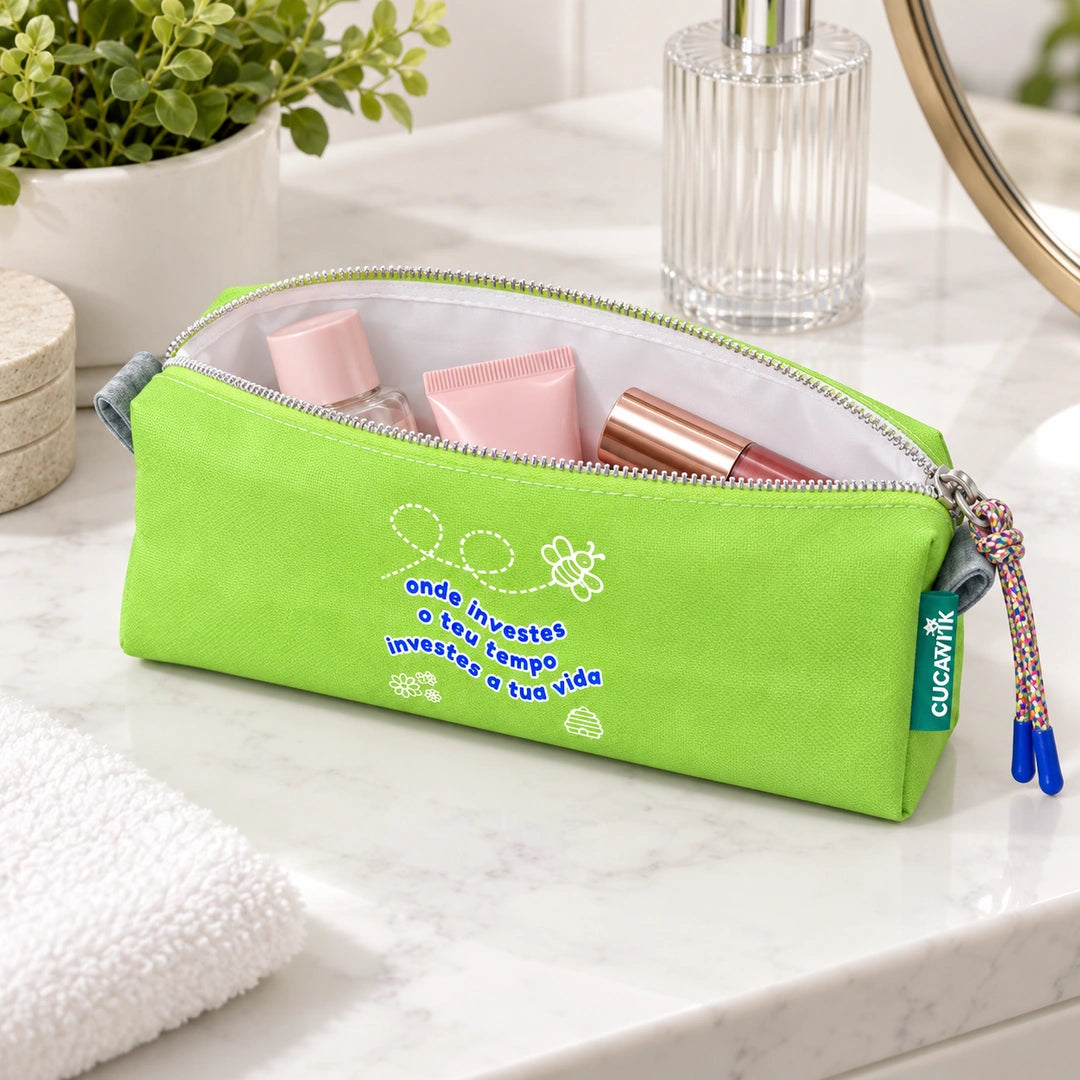 Necessaire Pequeno Impermeável Eden "Onde Investes O Teu Tempo Investes A Tua Vida" — aberta com cosméticos