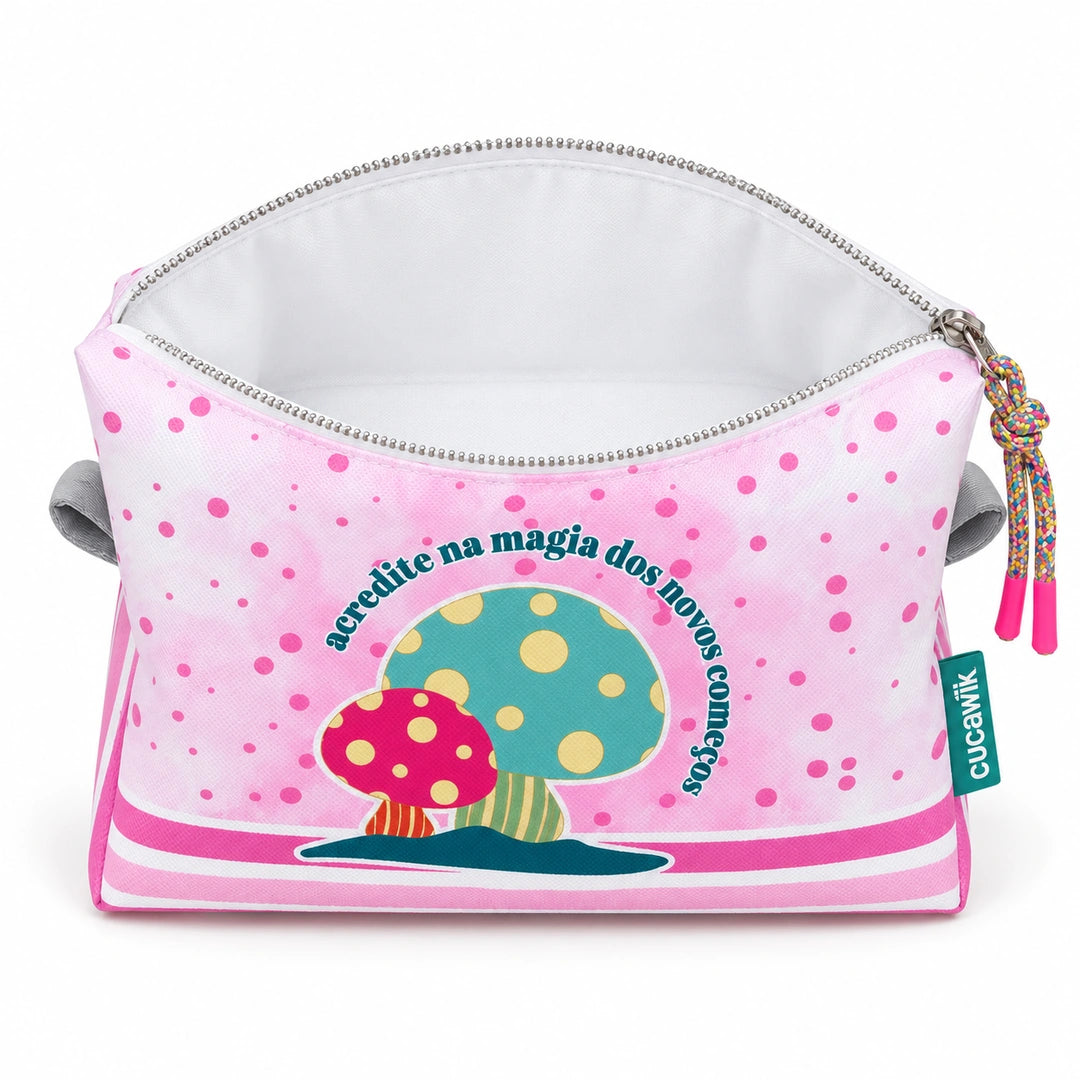 Necessaire Grande Impermeável Eden "Acredita na Magia dos Novos Começos" — aberta e vazia, interior branco sem forro nem divisórias