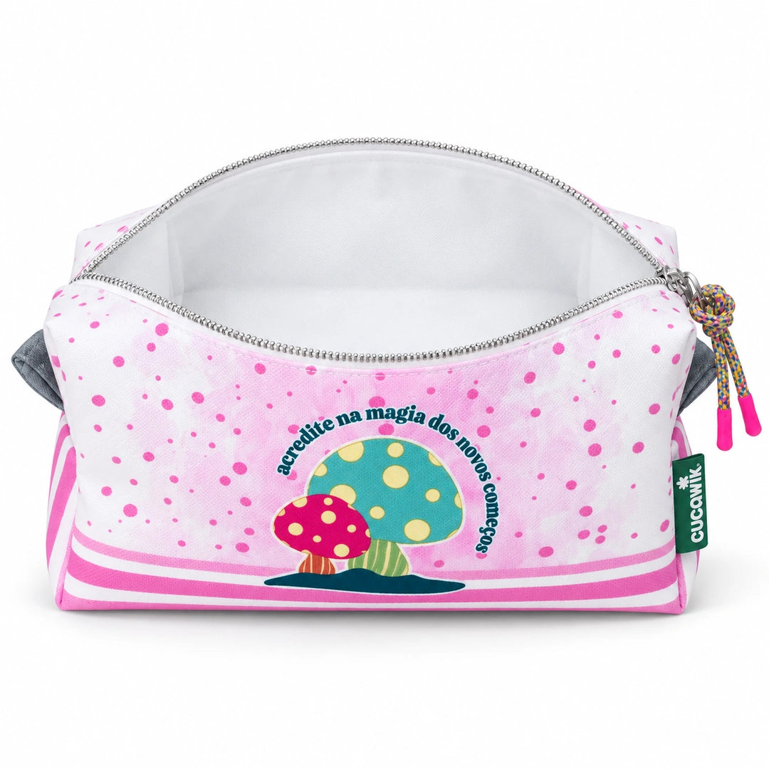 Necessaire Médio Impermeável Eden "Acredita na Magia dos Novos Começos" — aberta e vazia, interior branco sem forro nem divisórias