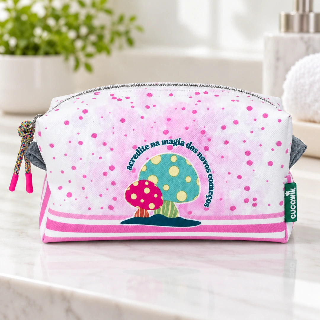 Necessaire Médio Impermeável Eden "Acredita na Magia dos Novos Começos" — em ambiente de casa de banho