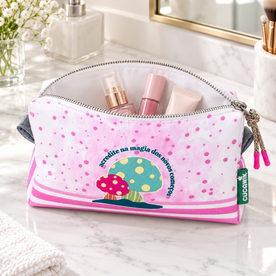 Necessaire Médio Impermeável Eden "Acredita na Magia dos Novos Começos" — aberta com cosméticos