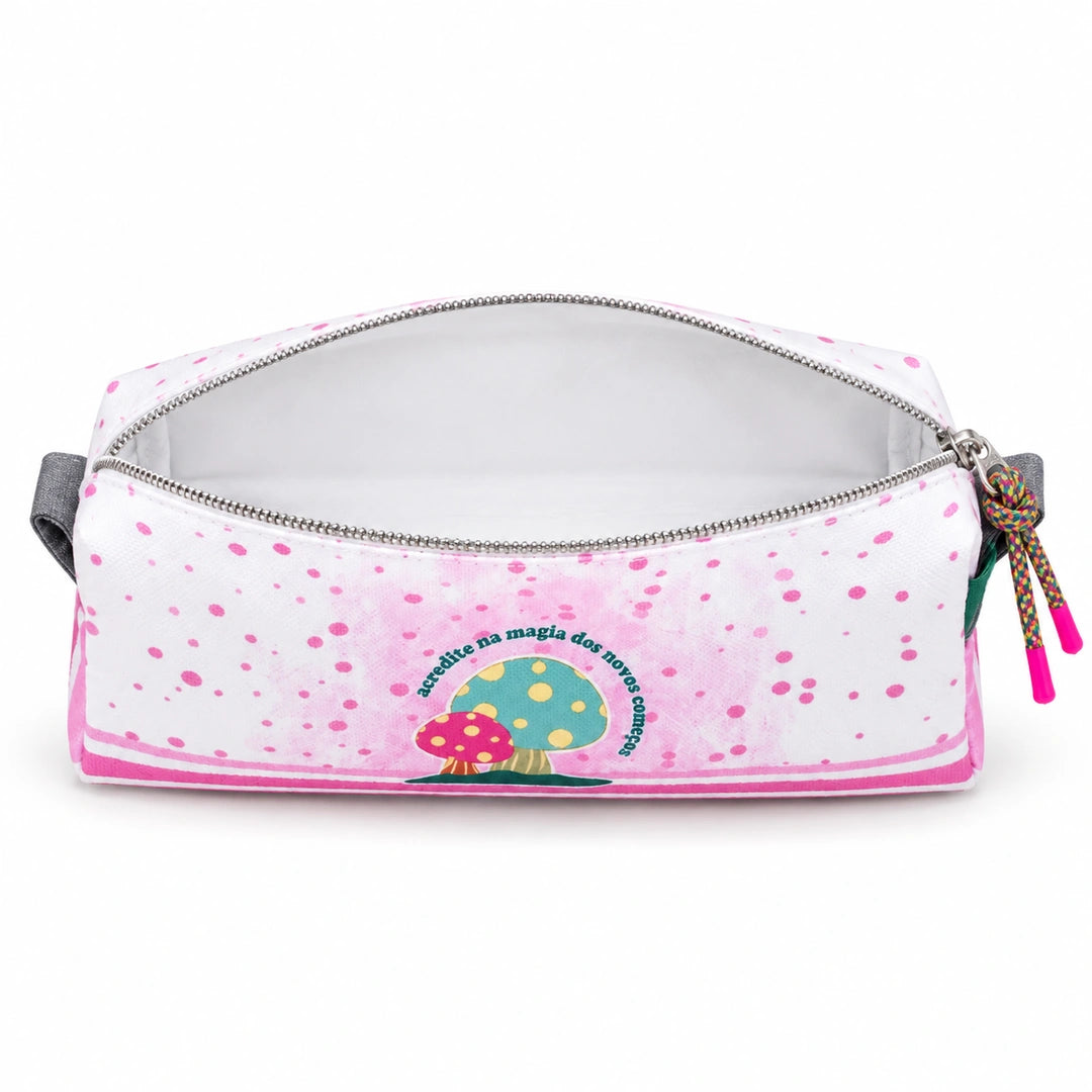 Necessaire Pequeno Impermeável Eden "Acredita na Magia dos Novos Começos" — aberta e vazia, interior branco sem forro nem divisórias