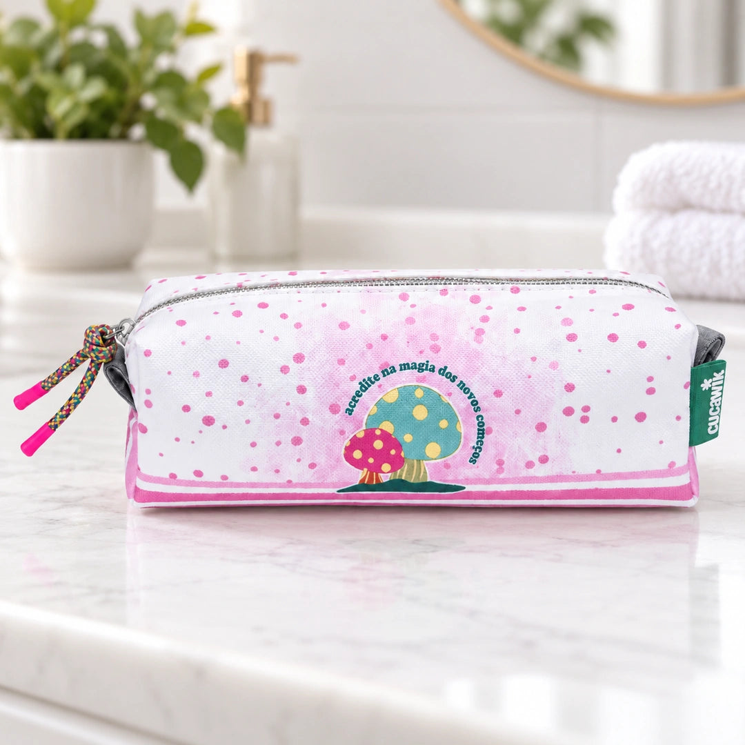 Necessaire Pequeno Impermeável Eden "Acredita na Magia dos Novos Começos" — em ambiente de casa de banho