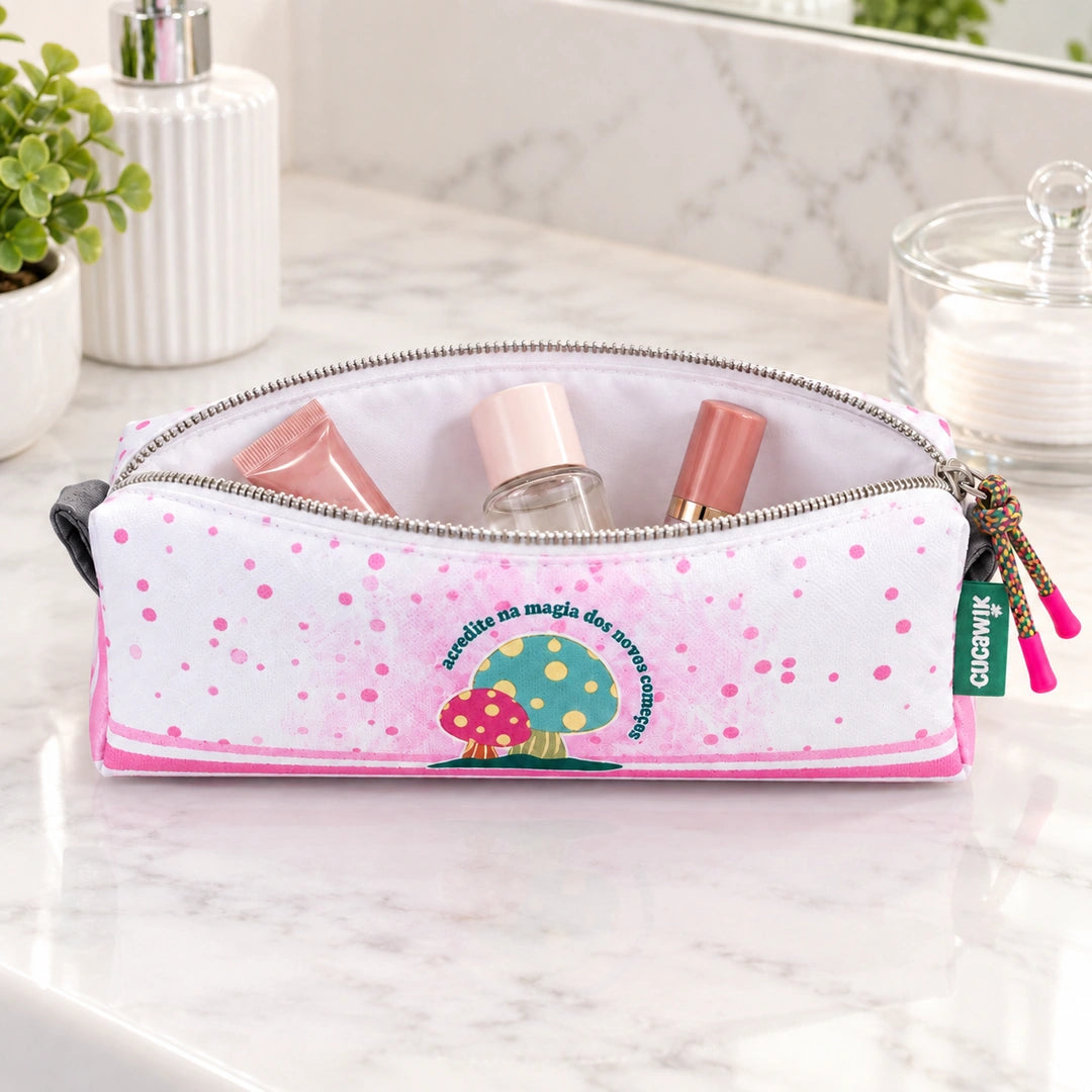 Necessaire Pequeno Impermeável Eden "Acredita na Magia dos Novos Começos" — aberta com cosméticos