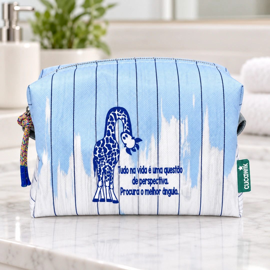 Necessaire Grande Impermeável Eden "Tudo na Vida é uma Questão de Perspectiva, Procura o Melhor Ângulo" — em ambiente de casa de banho
