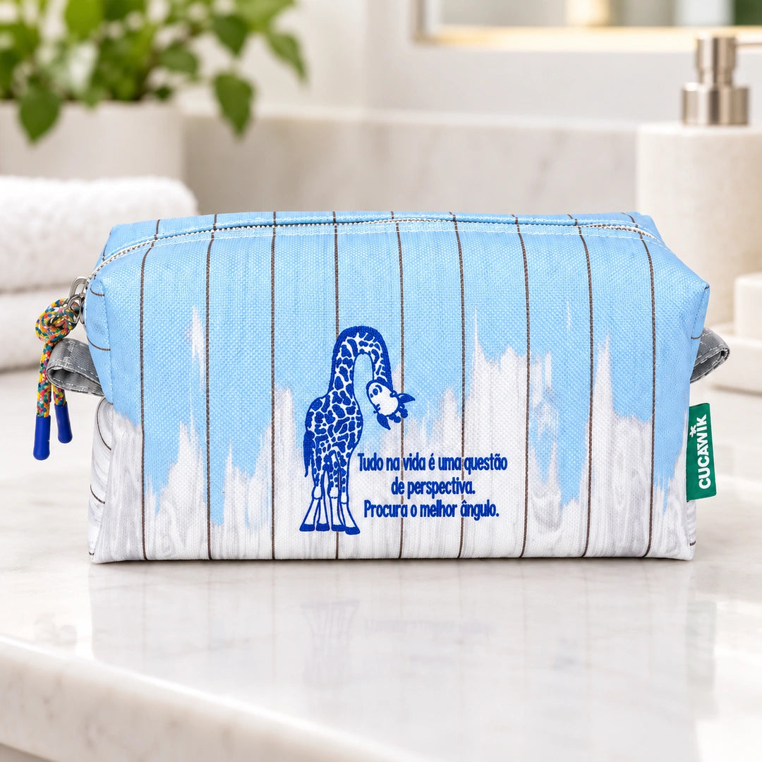 Necessaire Médio Impermeável Eden "Tudo na Vida é uma Questão de Perspectiva, Procura o Melhor Ângulo" — em ambiente de casa de banho