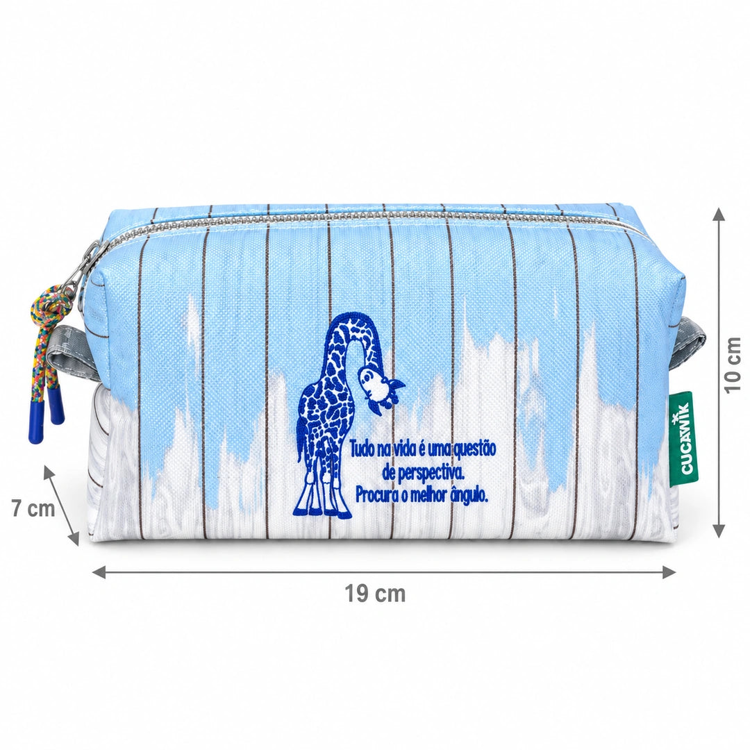 Necessaire Médio Impermeável Eden "Tudo na Vida é uma Questão de Perspectiva, Procura o Melhor Ângulo" — com medidas