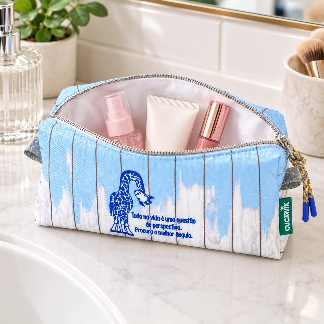 Necessaire Médio Impermeável Eden "Tudo na Vida é uma Questão de Perspectiva, Procura o Melhor Ângulo" — aberta com cosméticos