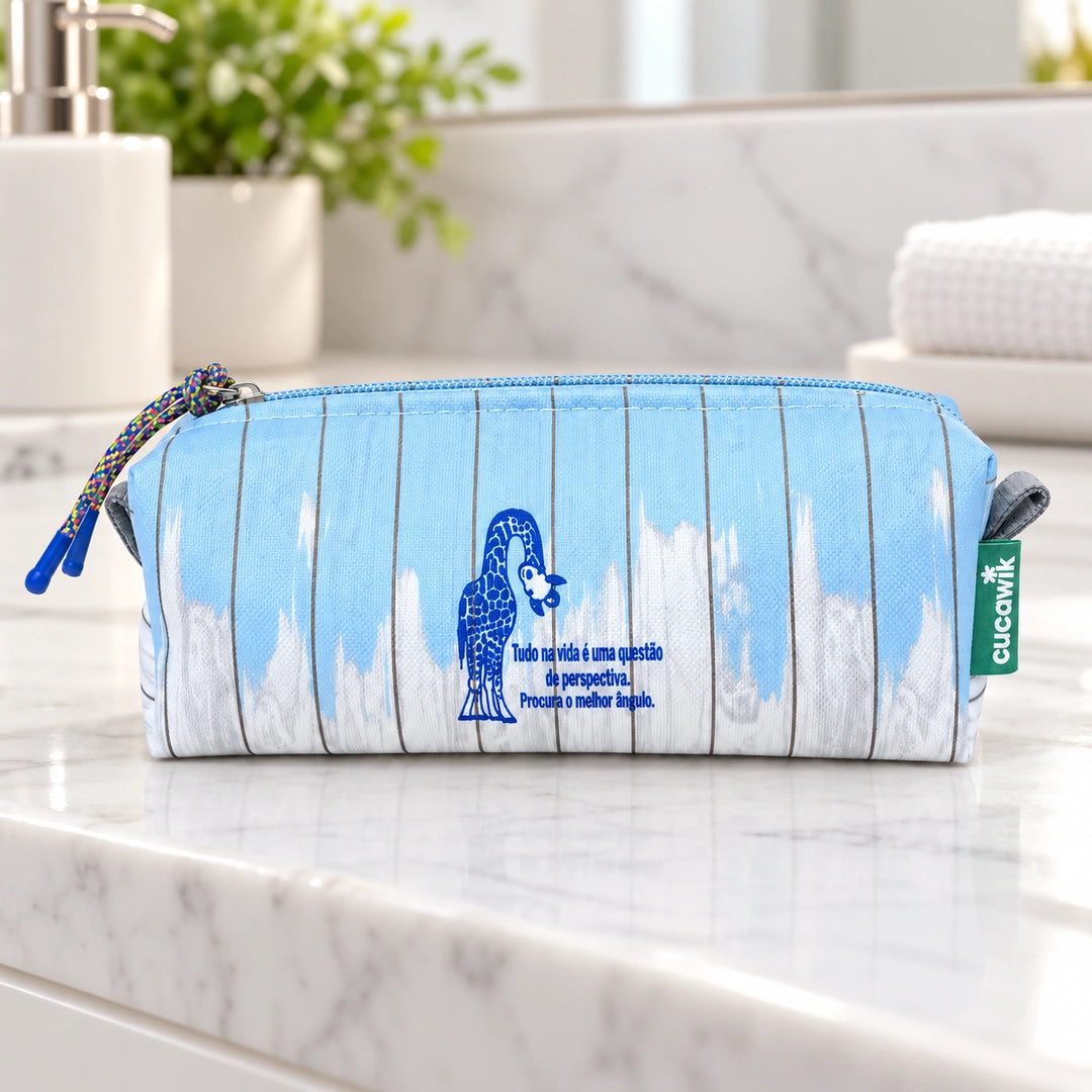 Necessaire Pequeno Impermeável Eden "Tudo na Vida é uma Questão de Perspectiva, Procura o Melhor Ângulo" — em ambiente de casa de banho