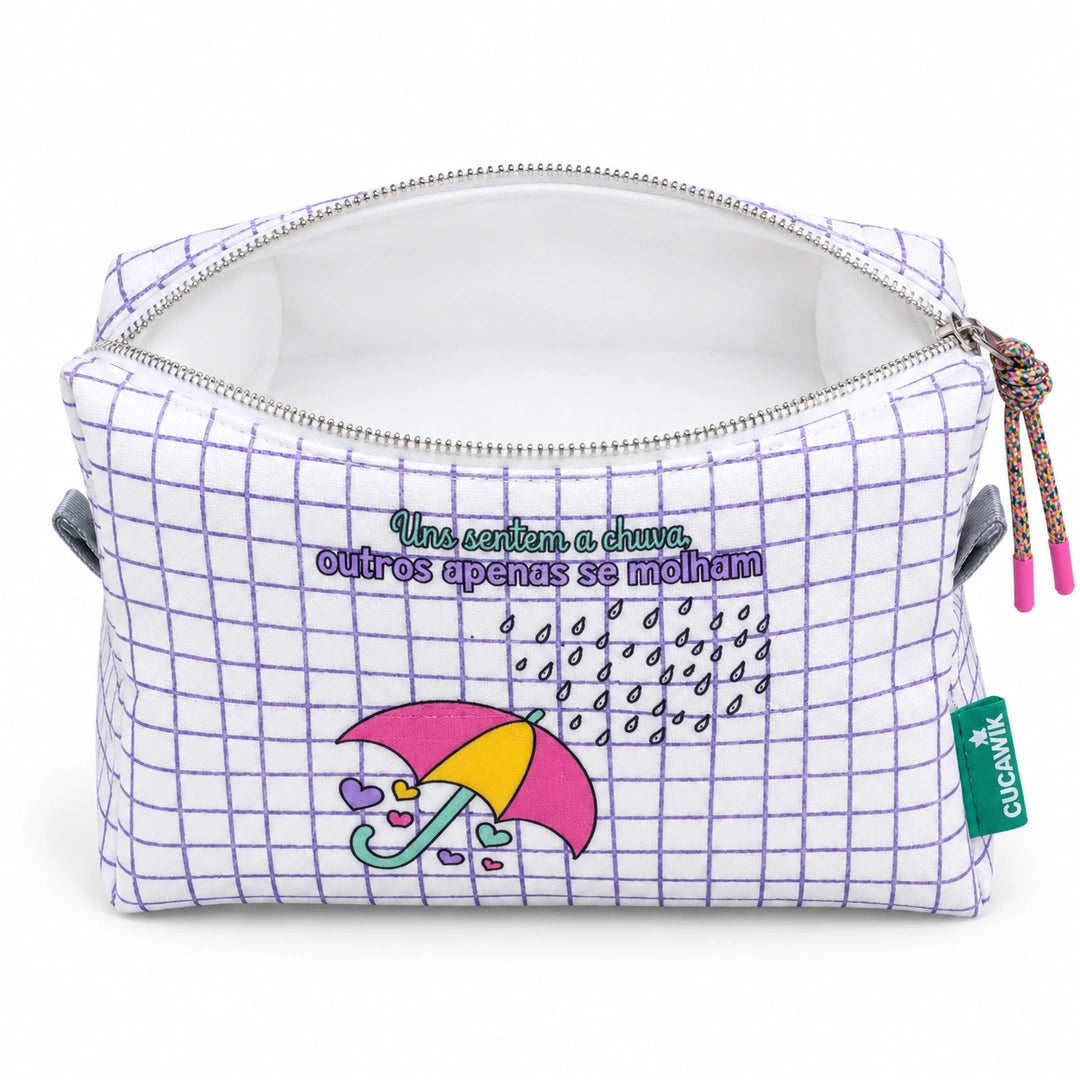 Necessaire Grande Impermeável Eden "Uns Sentem a Chuva, Outros Apenas se Molham" — aberta e vazia, interior branco sem forro nem divisórias