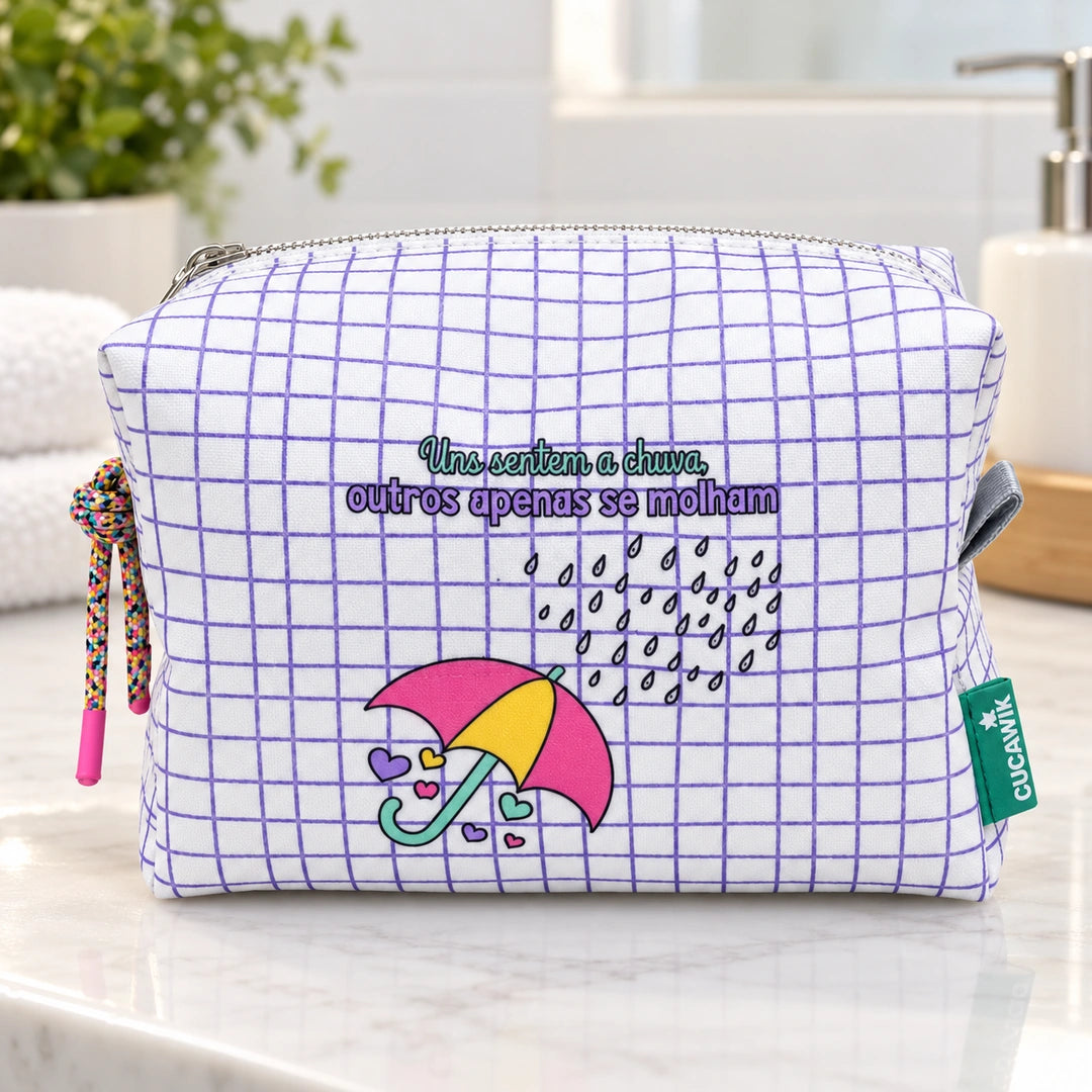 Necessaire Grande Impermeável Eden "Uns Sentem a Chuva, Outros Apenas se Molham" — em ambiente de casa de banho