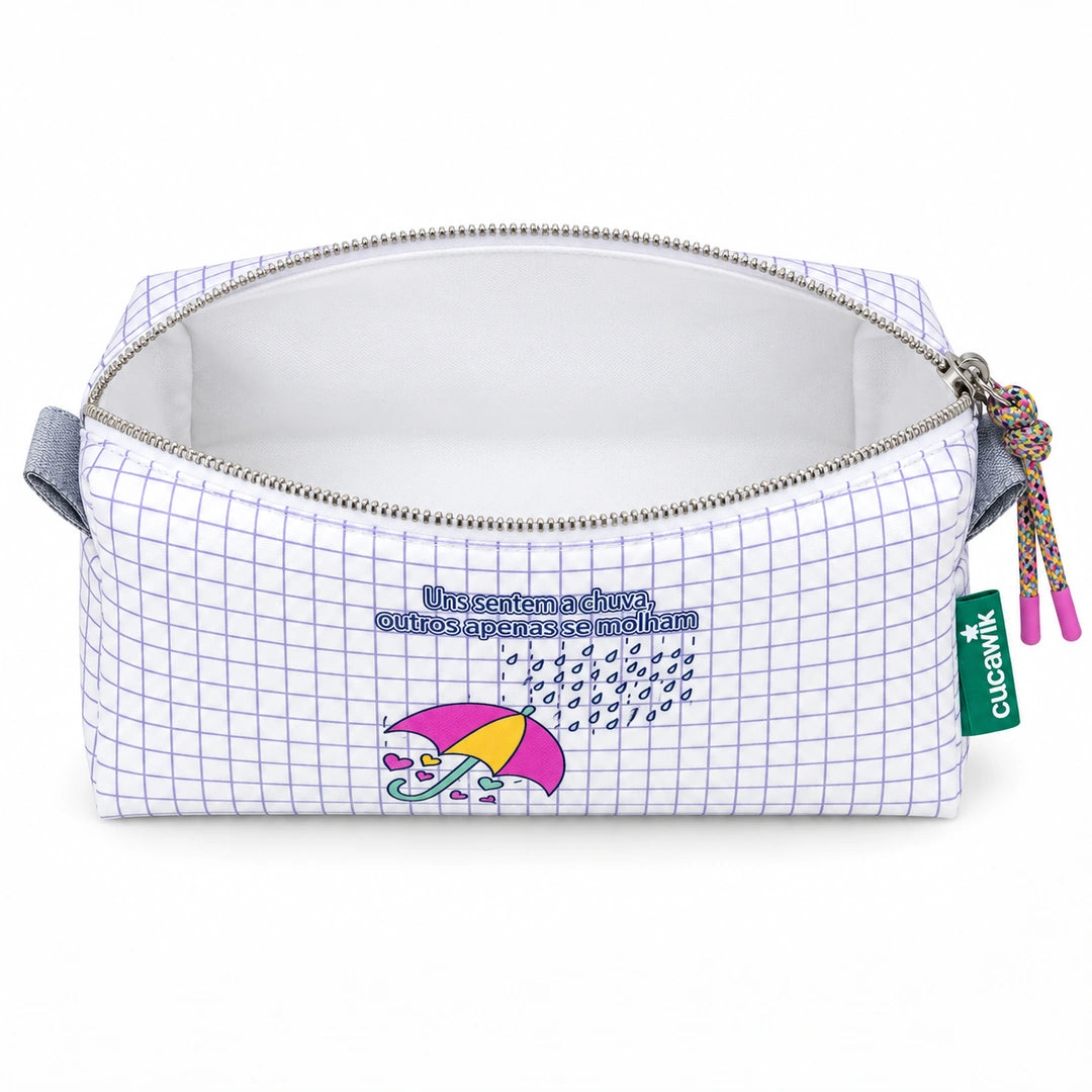 Necessaire Médio Impermeável Eden "Uns Sentem a Chuva, Outros Apenas se Molham" — aberta e vazia, interior branco sem forro nem divisórias