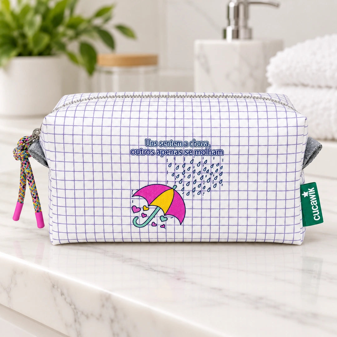 Necessaire Médio Impermeável Eden "Uns Sentem a Chuva, Outros Apenas se Molham" — em ambiente de casa de banho