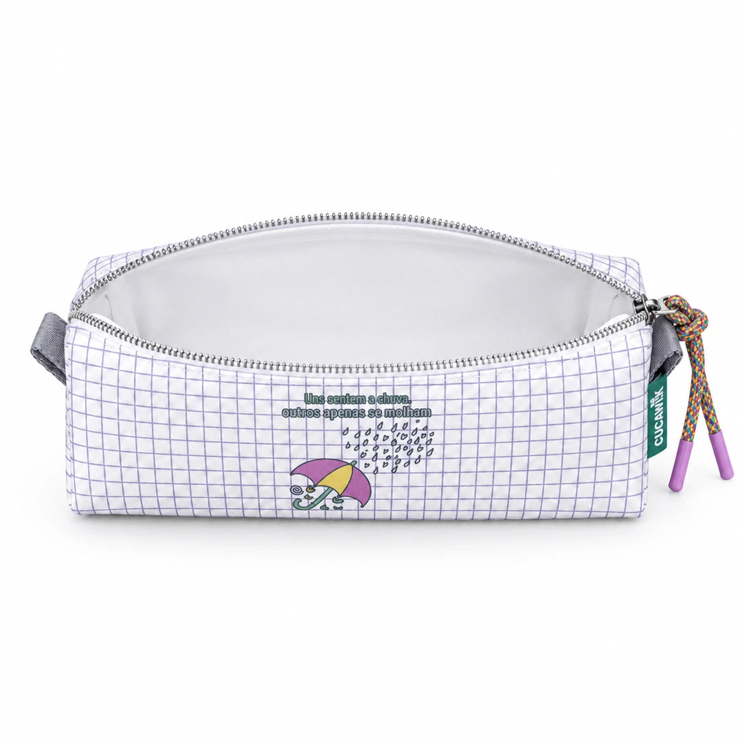 Necessaire Pequeno Impermeável Eden "Uns Sentem a Chuva, Outros Apenas se Molham" — aberta e vazia, interior branco sem forro nem divisórias