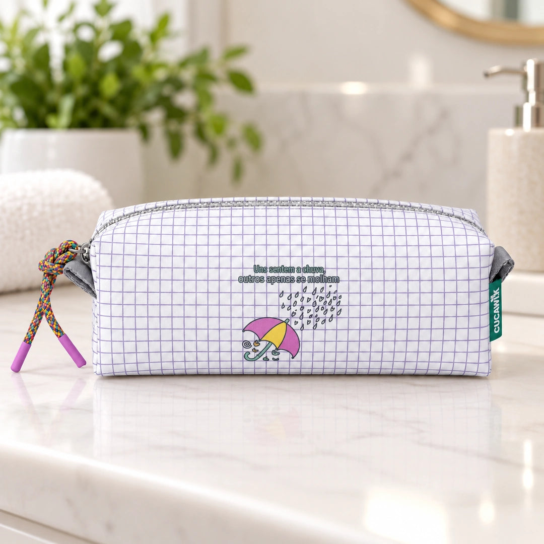 Necessaire Pequeno Impermeável Eden "Uns Sentem a Chuva, Outros Apenas se Molham" — em ambiente de casa de banho