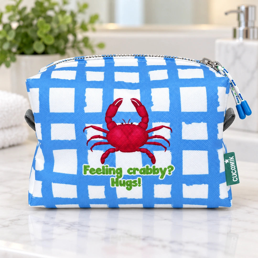 Necessaire Grande Impermeável Eden "Feeling Crabby? Hugs!" — em ambiente de casa de banho