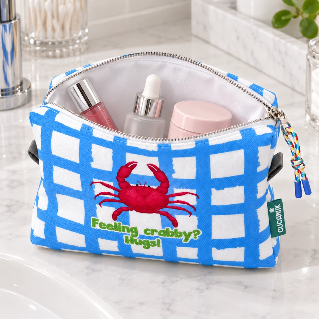 Necessaire Grande Impermeável Eden "Feeling Crabby? Hugs!" — aberta com cosméticos